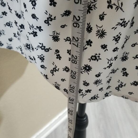 WHITE birch‎ floral top size medium - Picture 6 of 6